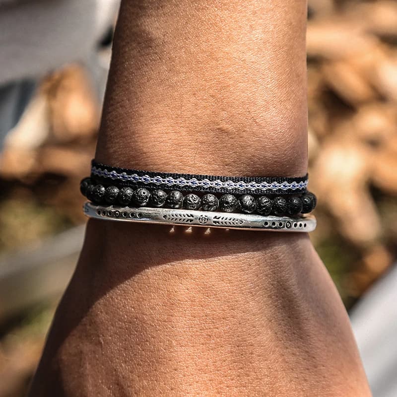 Bracelets bohémien en pierre volcanique naturelle pour hommes, perles de couleur argent, plume simple, corde tibétaine à nœud porte-bonheur, bijoux