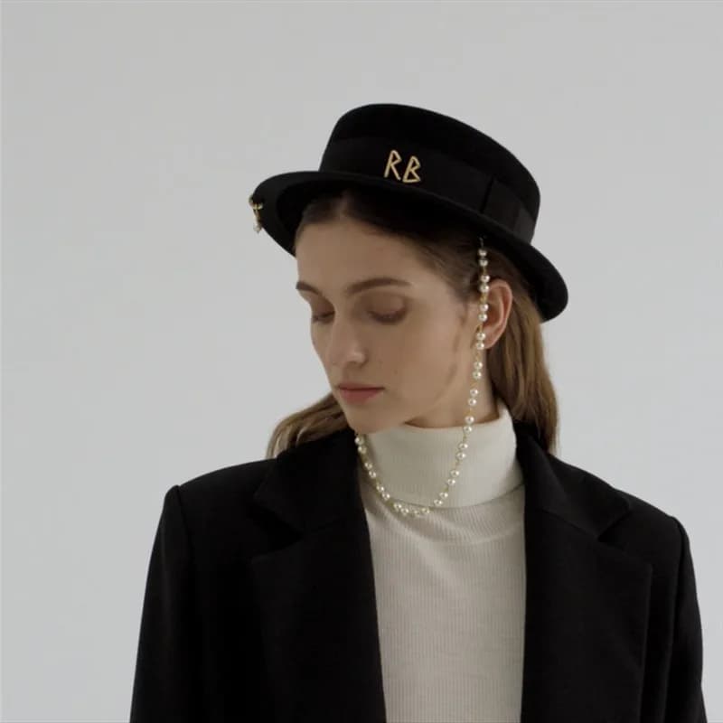 Fedoras avec anneau d'oreille pour femmes, chapeaux en laine, lettre en métal, Fedoras plats avec perle, nouvelle mode