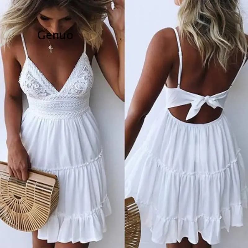 Robe d'été sexy sans manches pour femmes, vêtement blanc avec noeud à l'arrière, dos nu et décolleté en V, longueur mini, pour la plage, petits volants