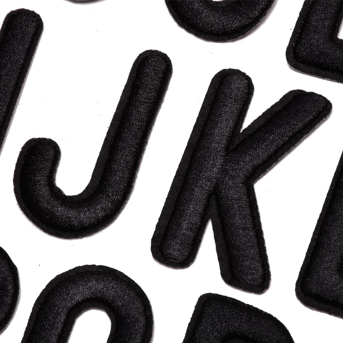Lettres brodées noires à repasser sur Patch, patchs Alphabet pour vêtements d'enfants, sacs, couture, bricolage, accessoires de Badge de marque