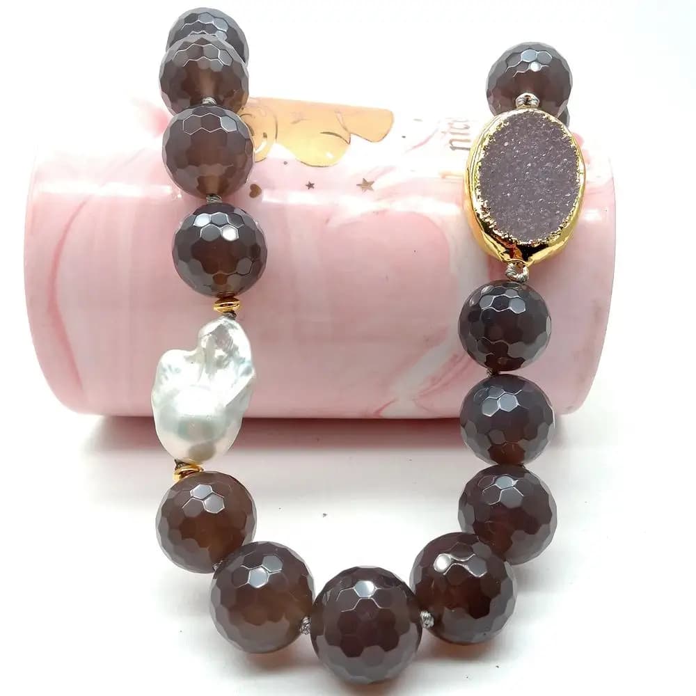 Collier Y·YING en perles rondes facettées d'agate grise naturelle, connecteur en agate druzy et perles de culture d'eau douce blanches, 21'
