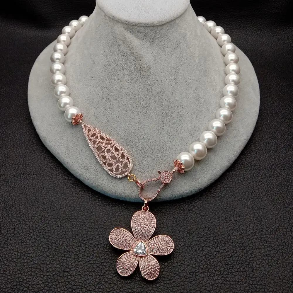 YYGEM – collier rond en perles de coquillage de mer, couleur or rose, avec pendentif à fleurs pavées, avec fermoir, 21 pouces