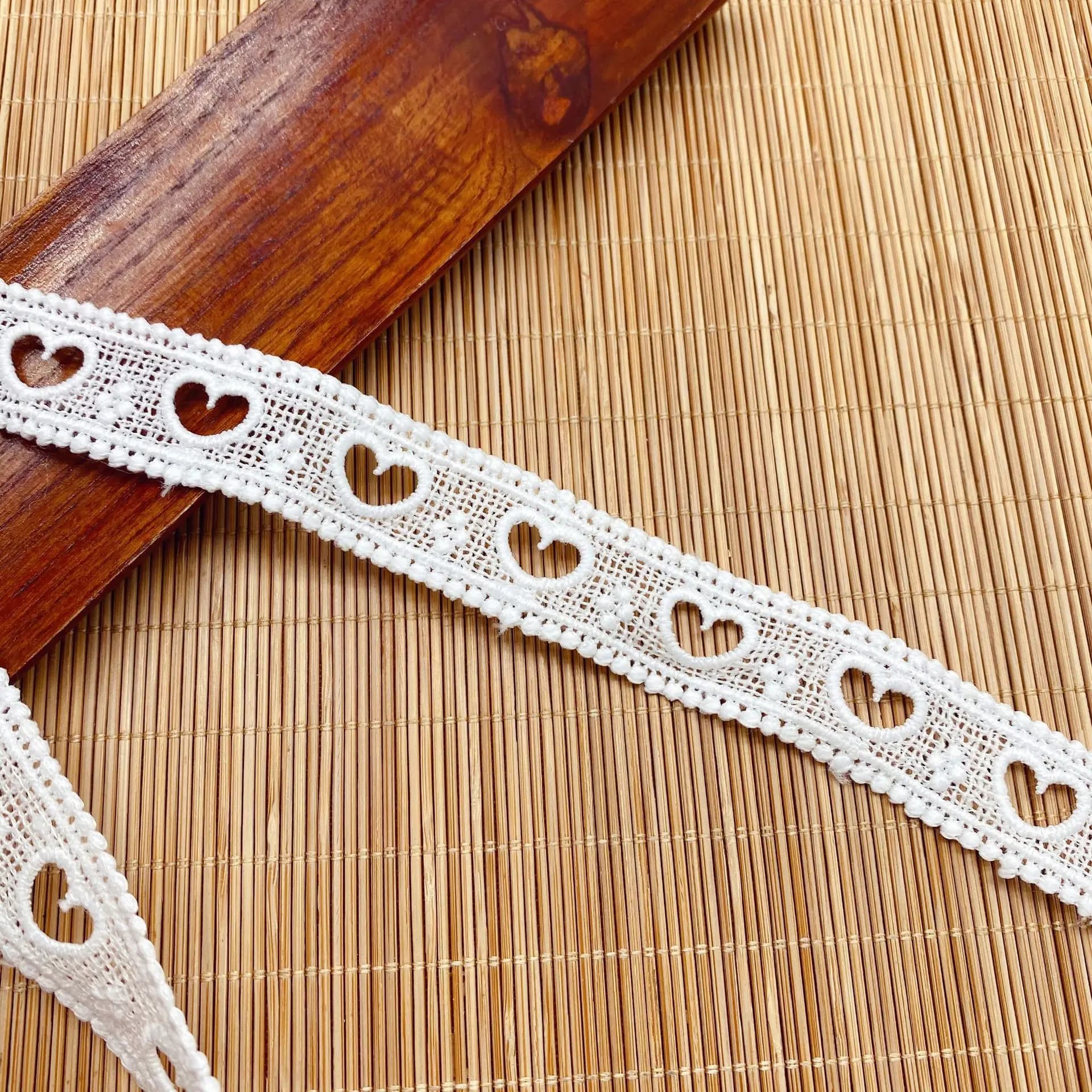 Dentelle brodée en coton creux bilatéral, belle conception de fleurs d'amour, dentelle ivoire bricolage, coudre Lolita, accessoires solubles dans l'eau, garnitures