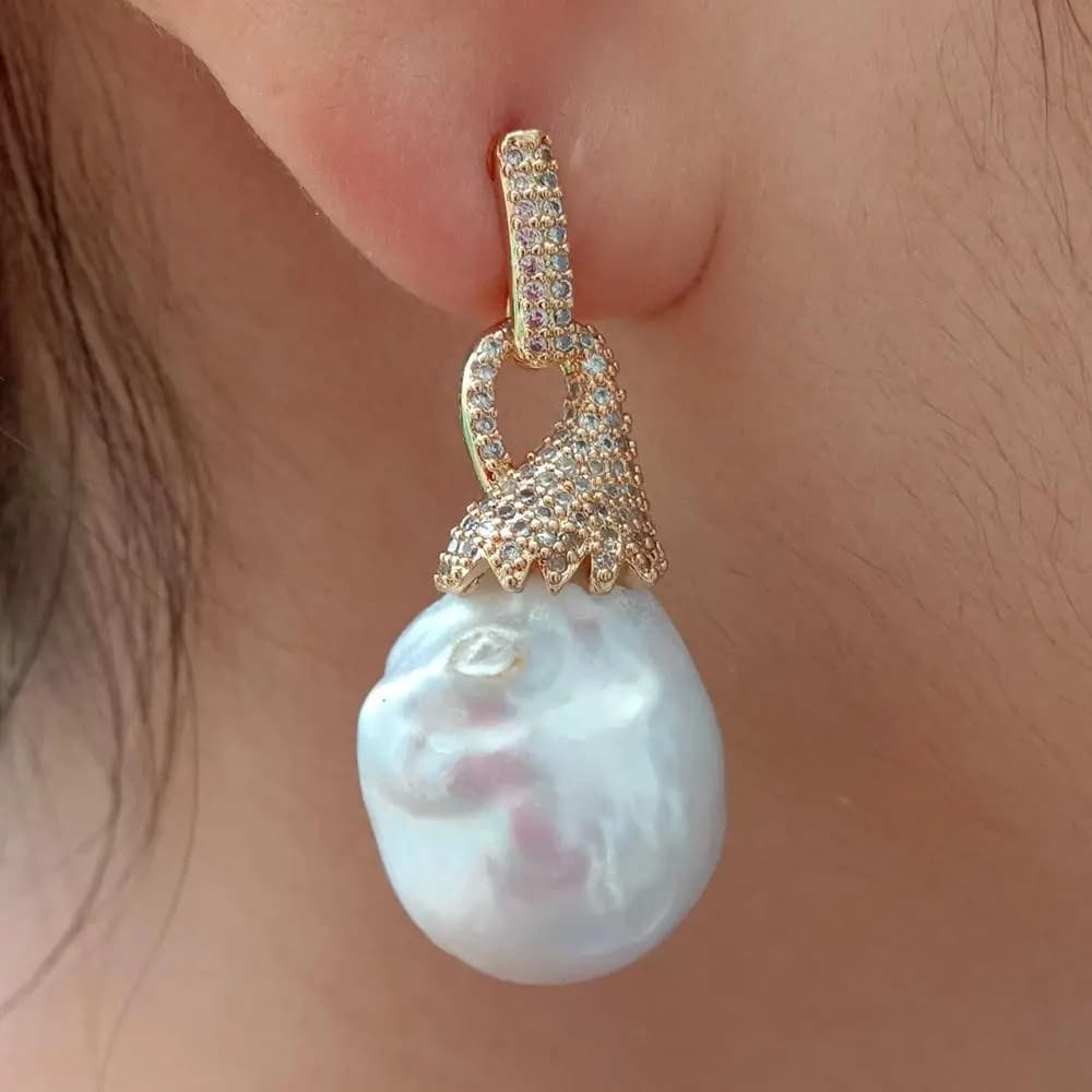 Boucles d'oreilles clous YYGEM classiques pour femme, en perles baroques naturelles nucléées Flameball, plaquées or et pavées de zircone cubique, idéales pour mariage