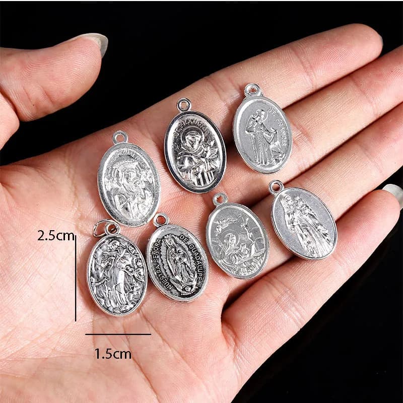 Une variété de petits pendentifs religieux du Christ, petits pendentifs Lourdes, petits pendentifs Saint François, petits pendentifs Saint Michel