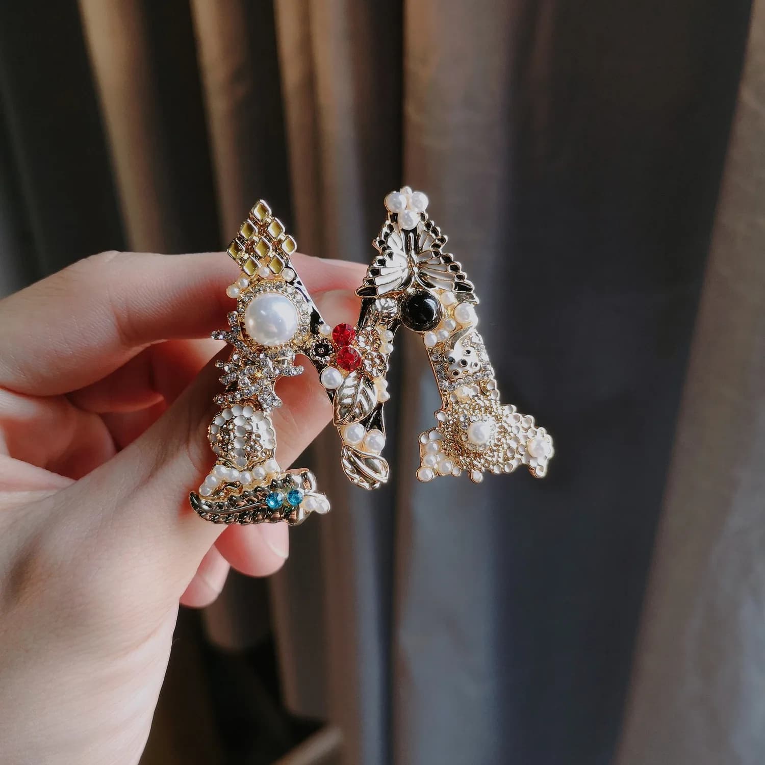 Rinhoo Vintage strass lettre A D G S M émail Imitation perles broches femmes Baroque Alphabet initiale broches bijoux de mariage