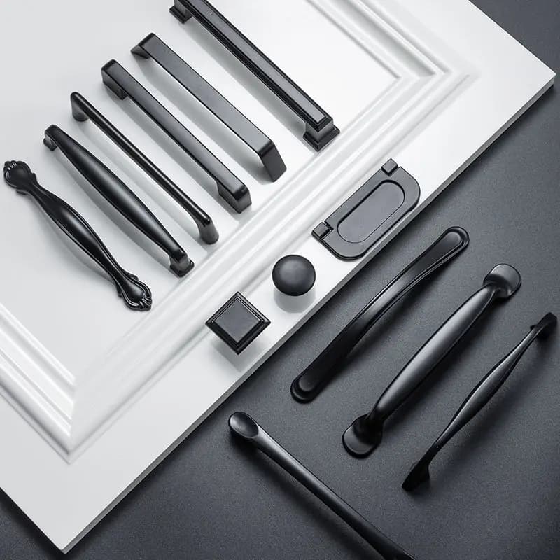 Poignées de meuble noires dans différentes formes, idéales pour placard de cuisine, armoire, ou tiroirs de commode