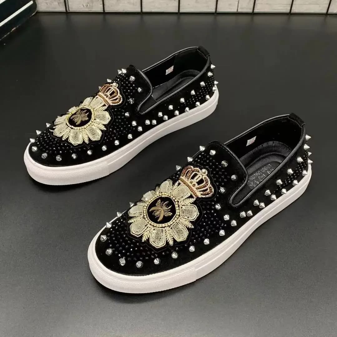 Nouvelles chaussures pour hommes en cuir, décontractées, tendance, de luxe, brodées, à rivets, plates, baskets de loisirs, mocassins à enfiler