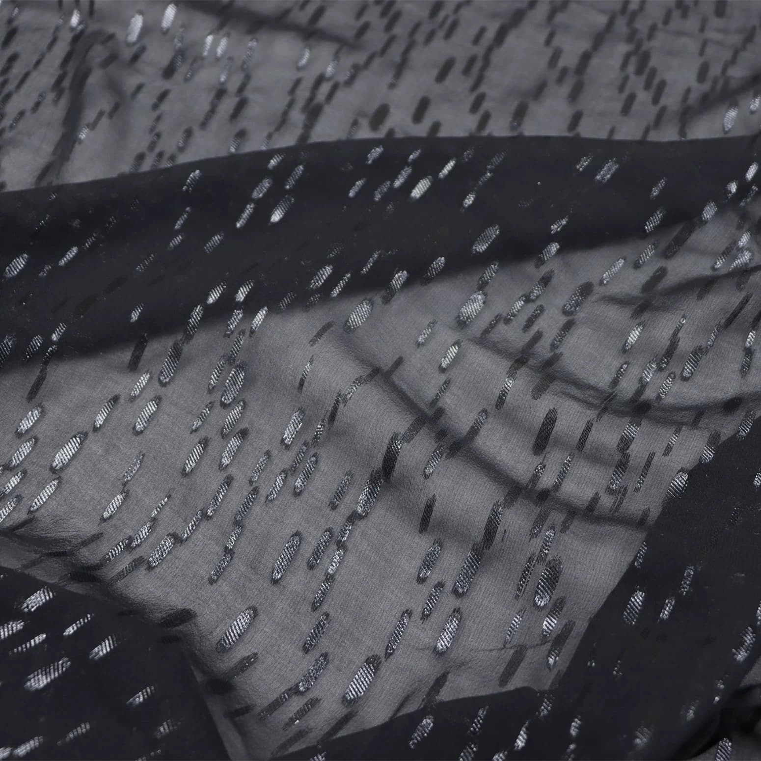 Tissu en soie métallique brillant noir élégant de style royal indien avec pois argentés pour vêtements de nuit féminins, prêt à l'emploi pour l'été