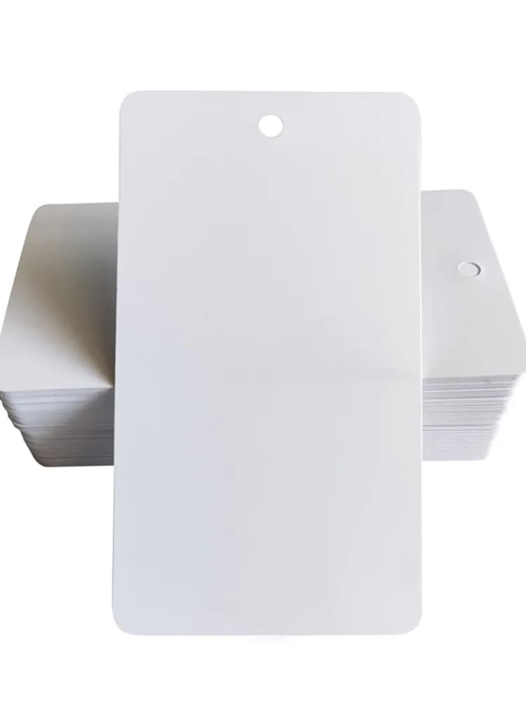 100 étiquettes en PVC blanc vierges, disponibles en 3 tailles, imperméables et flexibles, avec perforations préalables, étiquettes rectangulaires mates pour vêtements, bijoux et cadeaux.