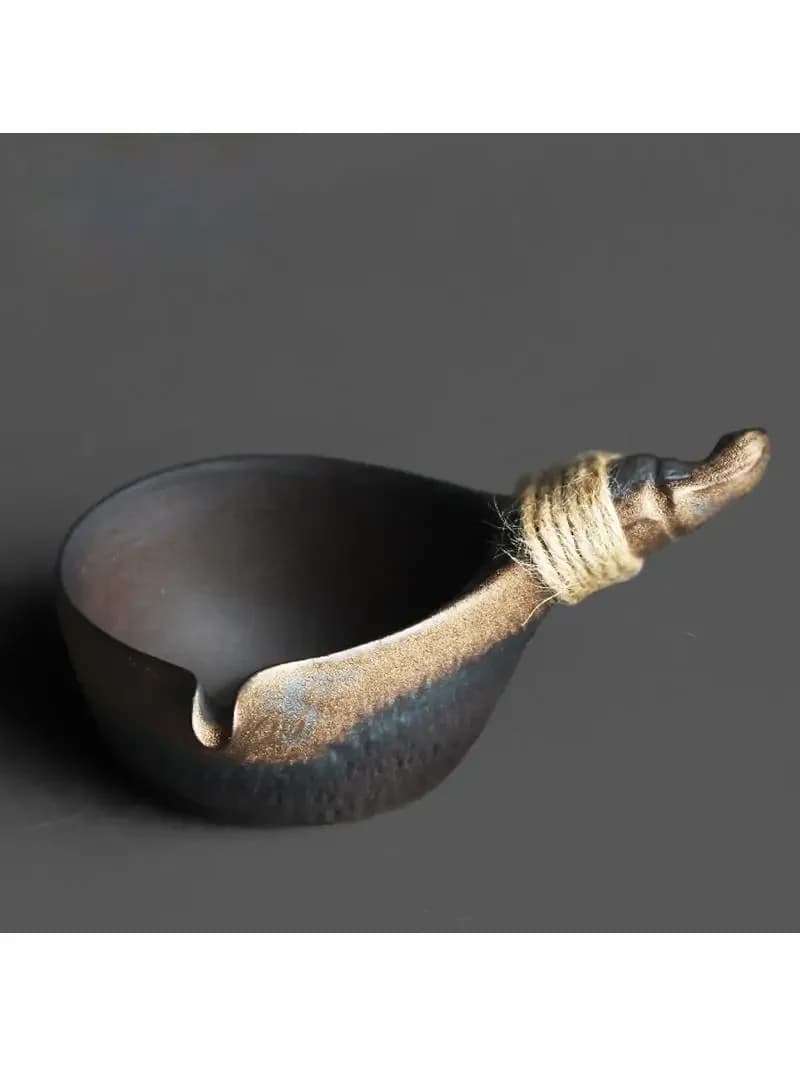 Tasse de justice en grès chinois rétro, avec poignée latérale en forme d'oreille et finition dorée, pour la cérémonie du thé Kung Fu, servant également de séparateur de thé