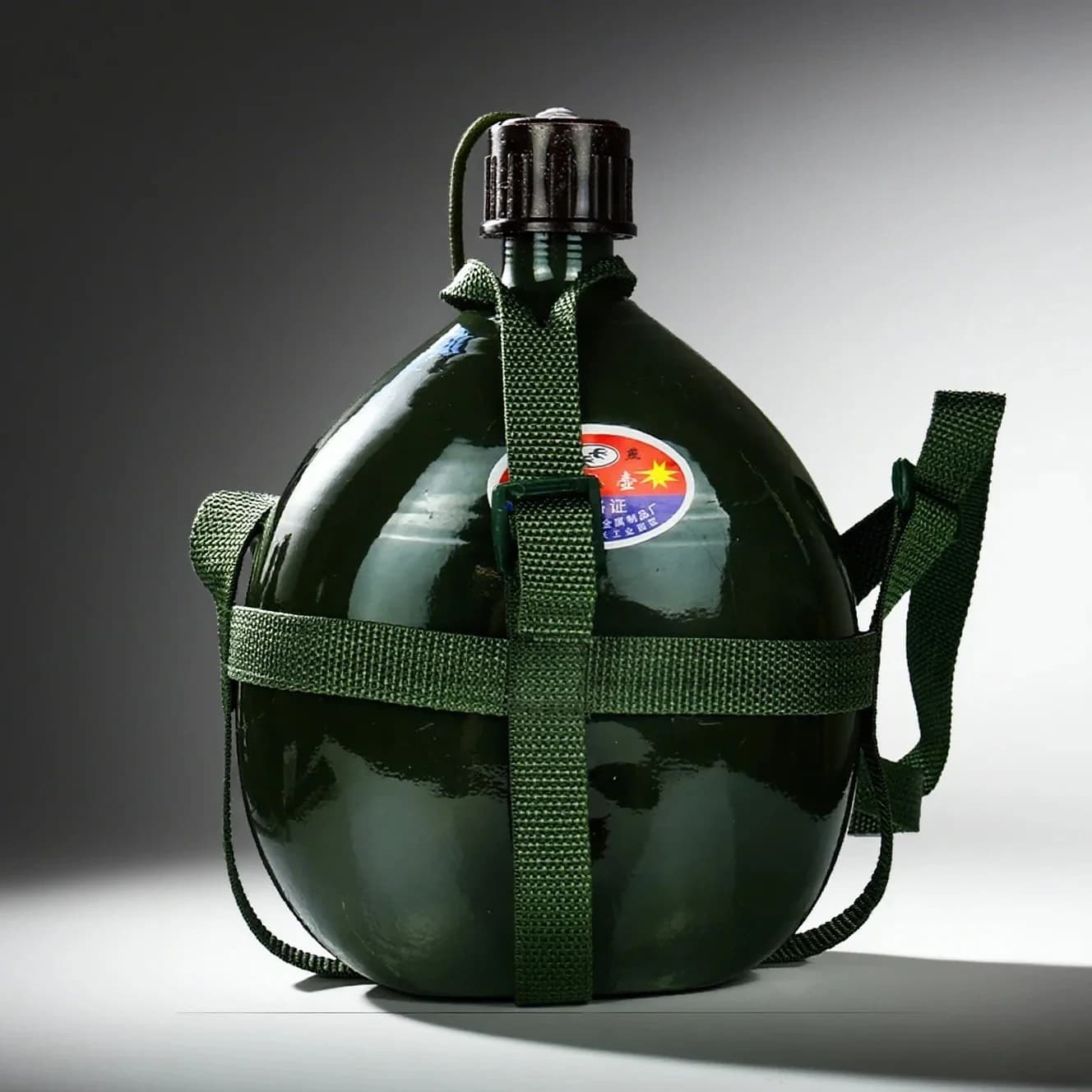 Bouteille d'eau militaire en aluminium résistante aux chutes Bouteille d'eau plate de grande capacité durable style ancien pour la randonnée en plein air 1-2.5L
