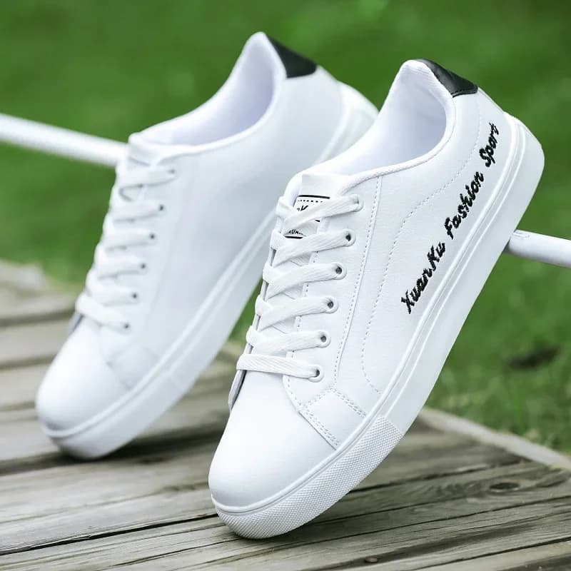 Baskets en cuir blanc pour hommes, chaussures de Sport, de course, vulcanisées, confortables, nouvelle collection printemps