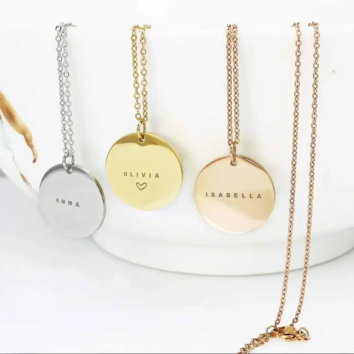 Collier pendentif rond en acier inoxydable avec noms gravés personnalisés, texte inclus gratuit avec chaîne, cadeau pour les amoureux