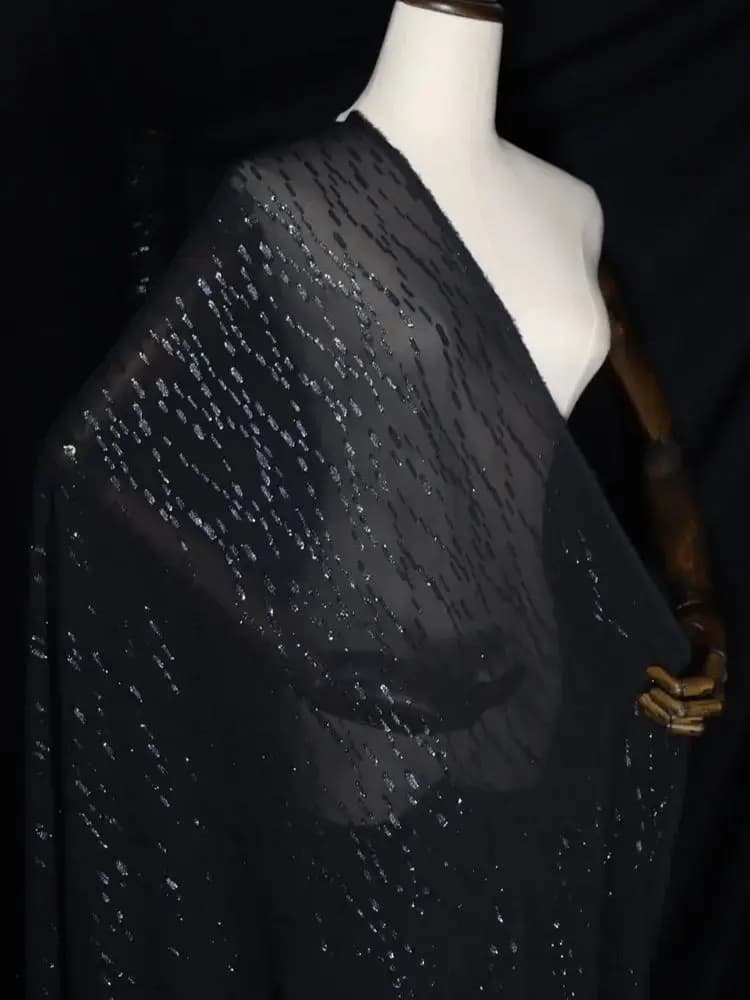 Tissu en soie métallique brillant noir élégant de style royal indien avec pois argentés pour vêtements de nuit féminins, prêt à l'emploi pour l'été