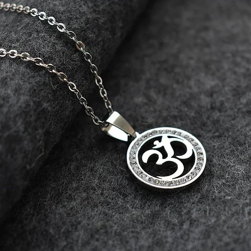 Collier pendentif symbole OM en acier inoxydable, couleur argent pavé cristal CZ OM Yoga, longue chaîne, bijoux pour femmes et hommes