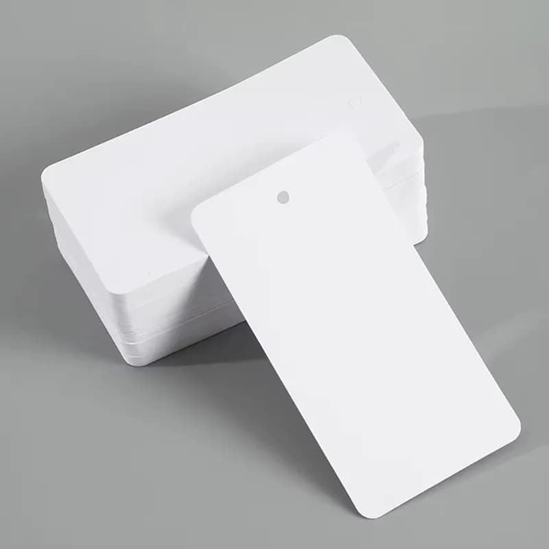 100 étiquettes en PVC blanc vierges, disponibles en 3 tailles, imperméables et flexibles, avec perforations préalables, étiquettes rectangulaires mates pour vêtements, bijoux et cadeaux.