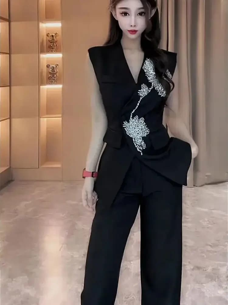 Nouvel Arrivage Été 2026 : Ensemble Deux Pièces Haut Sans Manches Col V Amincissant et Décoré en 3D avec Effet Sculptant à la Taille + Pantalon Large Taille Haute
