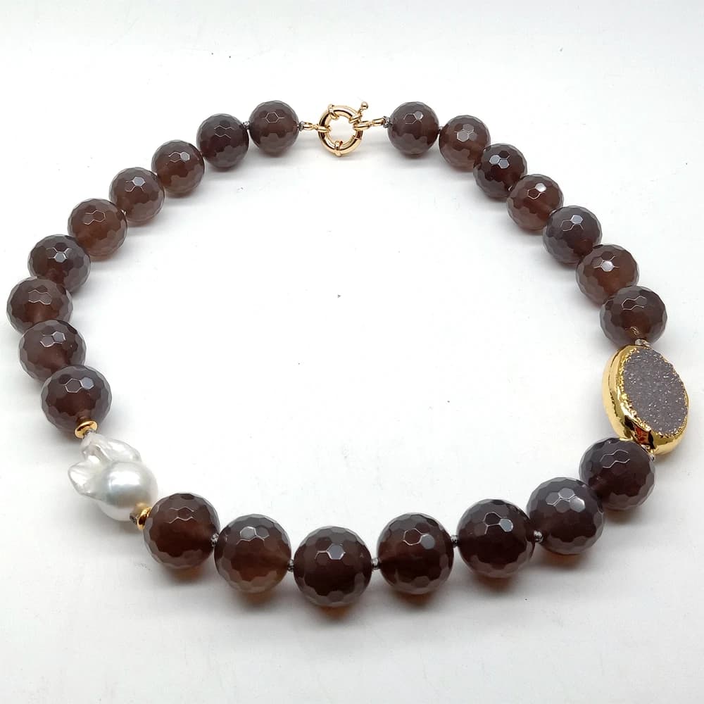Collier Y·YING en perles rondes facettées d'agate grise naturelle, connecteur en agate druzy et perles de culture d'eau douce blanches, 21'