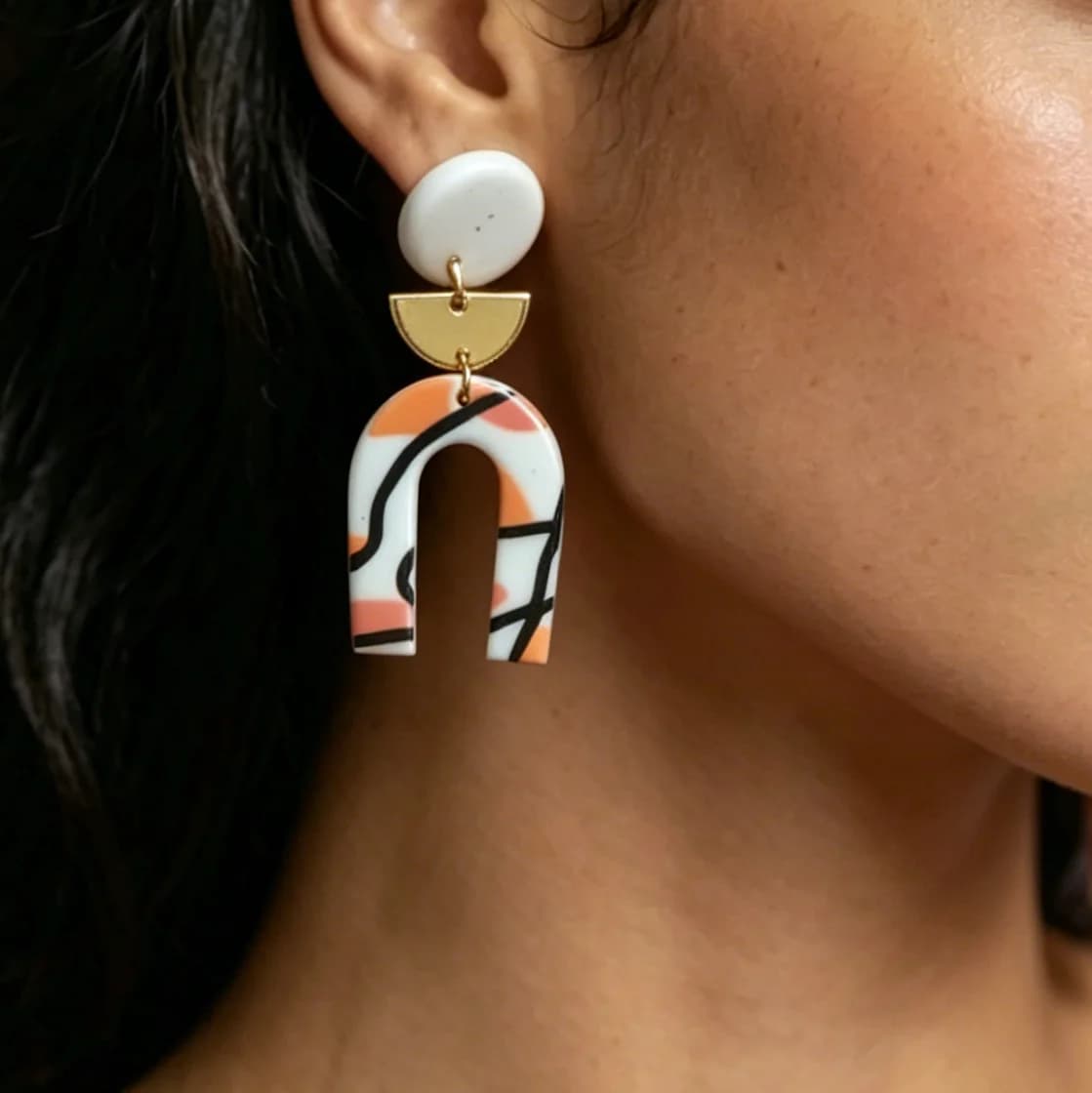Boucles d'oreilles pendantes en argile polymère blanc et or, style bohème chic, abstraites, originales, faites à la main, en forme de U, bijoux artistiques, accessoire d'été