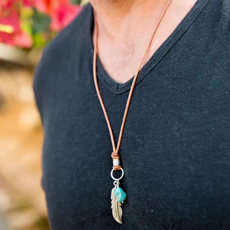 Collier bohème en cuir marron avec plumes pour hommes
