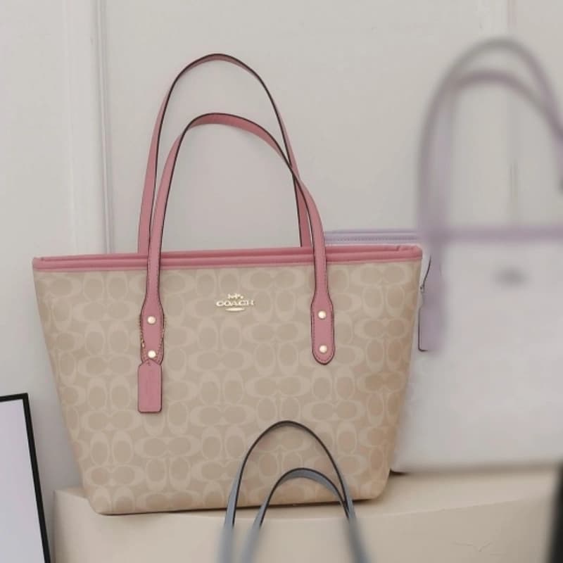 Sac cabas classique pour femme, polyvalent pour le travail et le bureau, fabriqué à partir de matériaux durables.