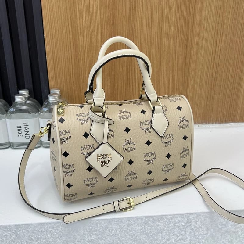 Sac à main élégant pour femme, de taille moyenne, au design polyvalent pour un usage quotidien et à l'aspect écologique.