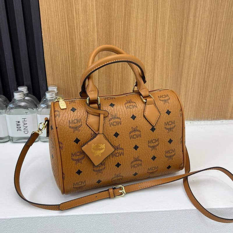 Sac à main élégant pour femme, de taille moyenne, au design polyvalent pour un usage quotidien et à l'aspect écologique.
