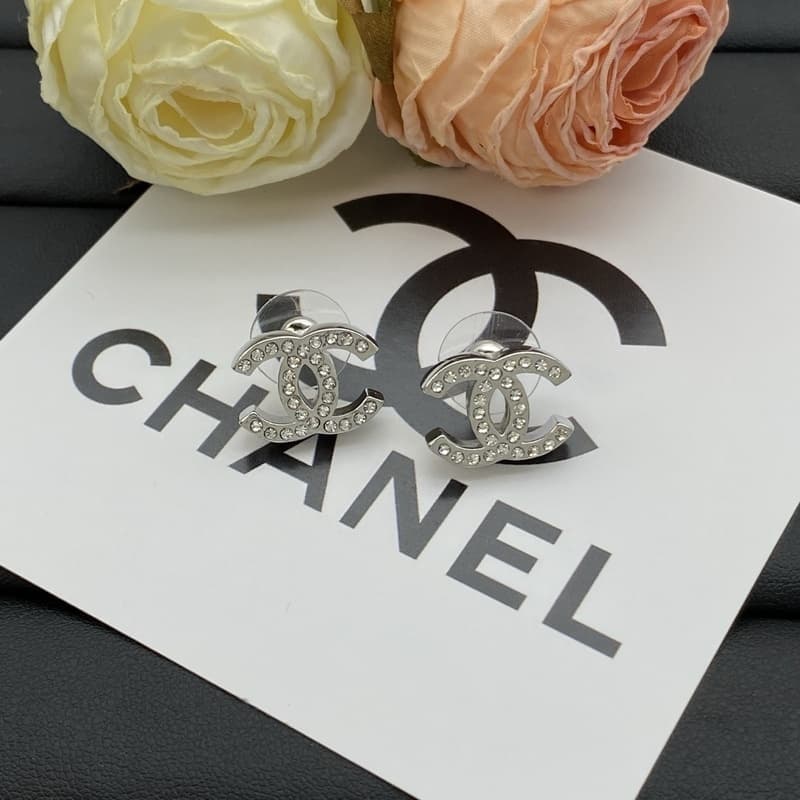 Boucles d'oreilles élégantes unisexes à clous CC : accessoires durables et polyvalents pour un style intemporel