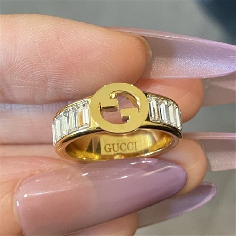 Bague élégante ornée de diamants, idéale au quotidien et pour les occasions spéciales.