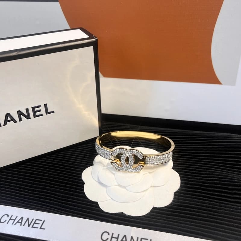 Bracelet élégant pour femme, au design multifonctionnel pour une polyvalence quotidienne et un style intemporel