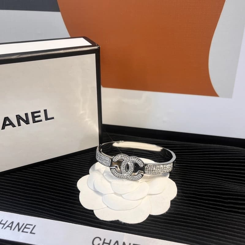 Bracelet élégant pour femme, au design multifonctionnel pour une polyvalence quotidienne et un style intemporel