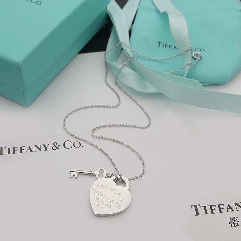 Collier pendentif cœur avec breloque clé, idéal au quotidien et pour les occasions spéciales.