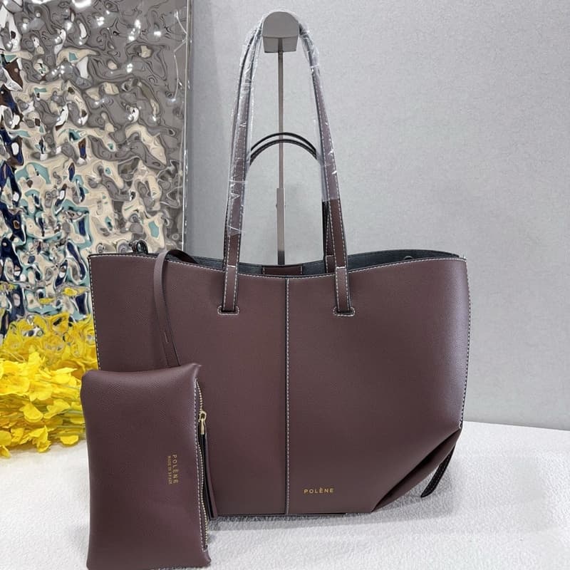 Sac cabas élégant pour femme avec poche intérieure, porté main ou épaule, design durable et éco-responsable.