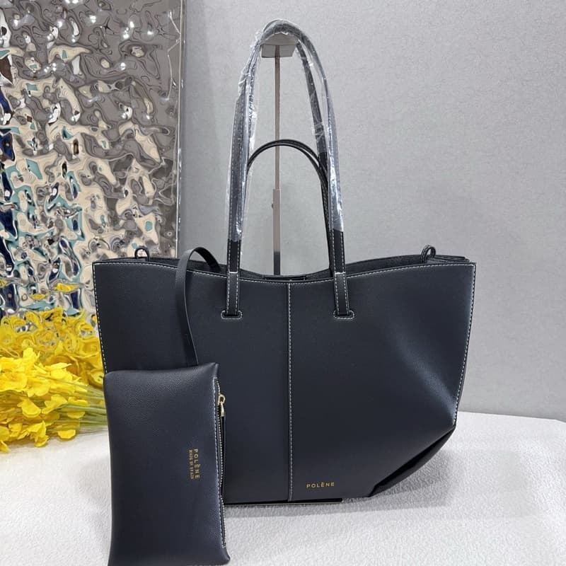 Sac cabas élégant pour femme avec poche intérieure, porté main ou épaule, design durable et éco-responsable.