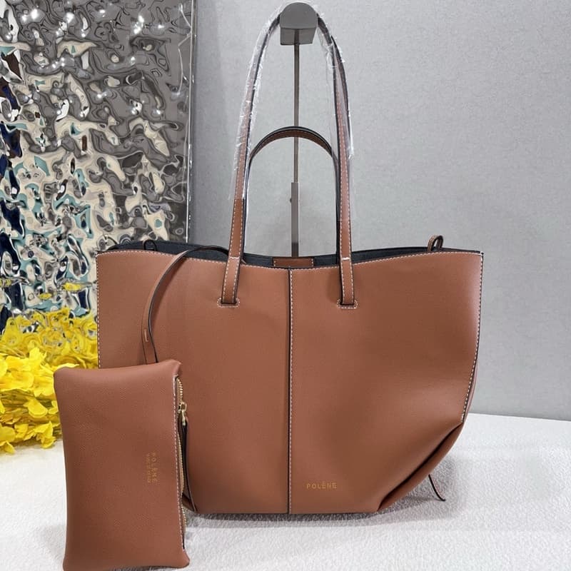 Sac cabas élégant pour femme avec poche intérieure, porté main ou épaule, design durable et éco-responsable.