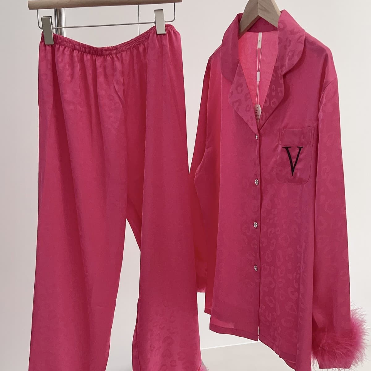 Embroidery Satin Sleepwear Set – Feather Design Long-Sleeve Loungewear (M-XL) – Elegant & Breathable For Home & Outings