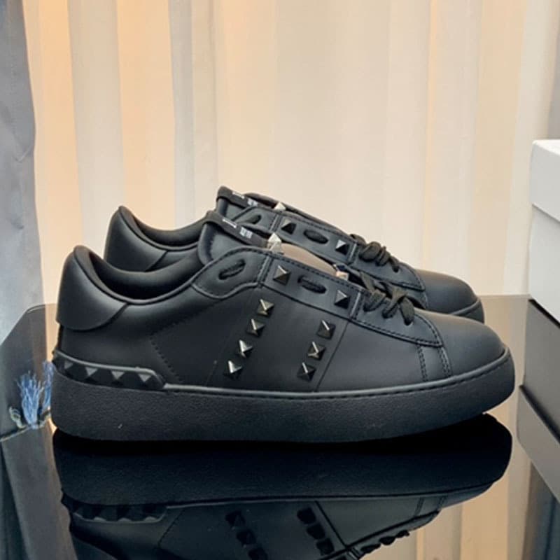 2024 Nouvelles chaussures de sport décontractées V-Home avec rivets, chaussures blanches en cuir véritable, planche de couple à la mode et tendan