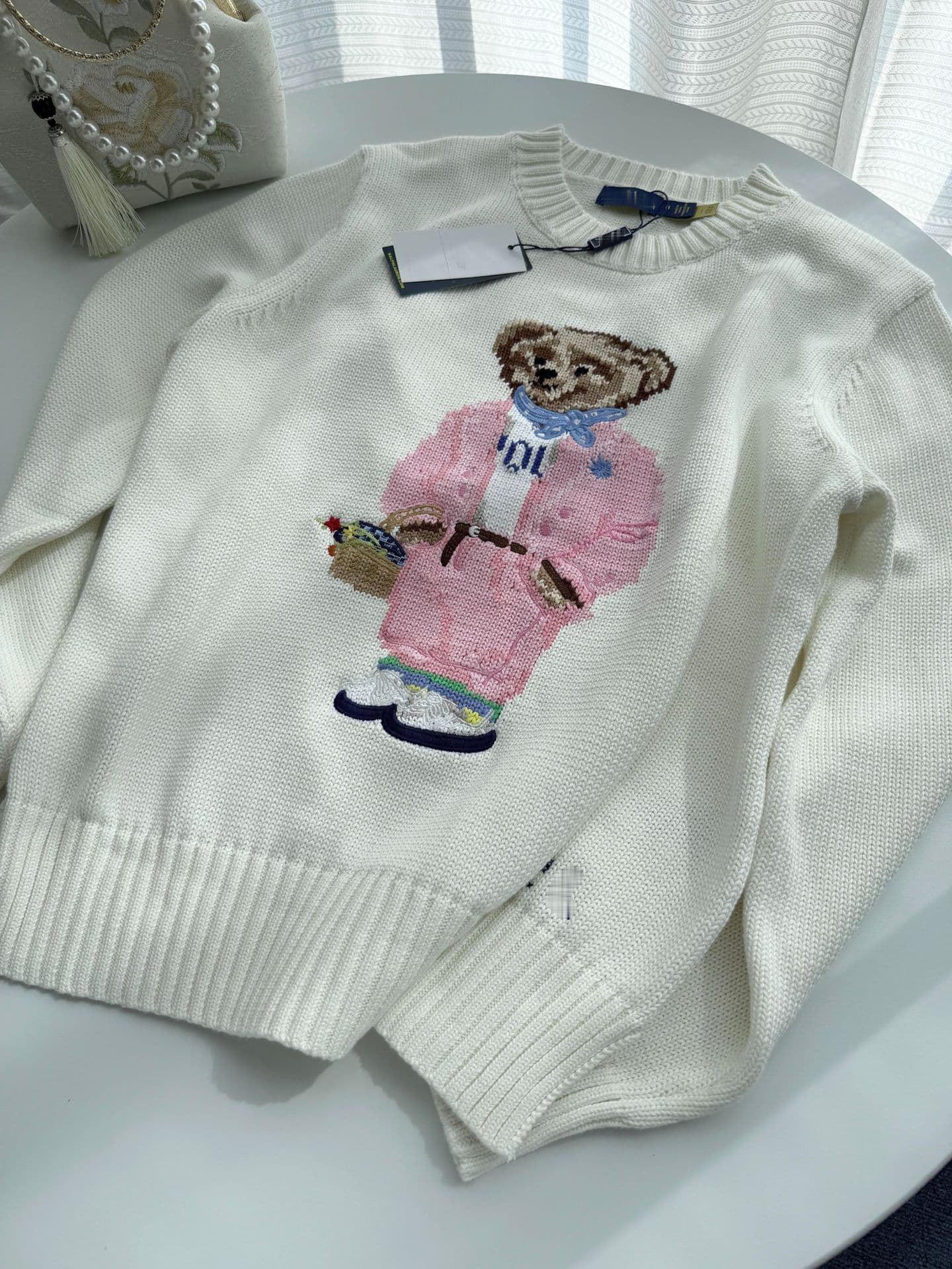 Pull en maille 100% coton, col rond, motif ours brodé, collection automne-hiver 2025, pour femme.