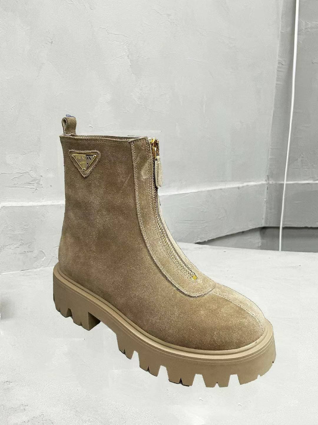 Bottines PRAD à logo triangulaire, bottines en daim couleur sable doux à semelle crantée, bottines rétro automne-hiver à fermeture éclair et se