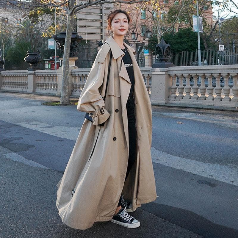 Trench-coat long pour femme, coupe ample, longueur cheville, avec ceinture.