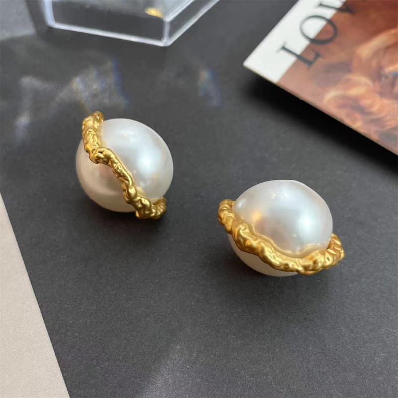 French retro pearl earrings, irregular planet earrings, niche high-end wrapped shell beads necklace, clavicle chain for women
