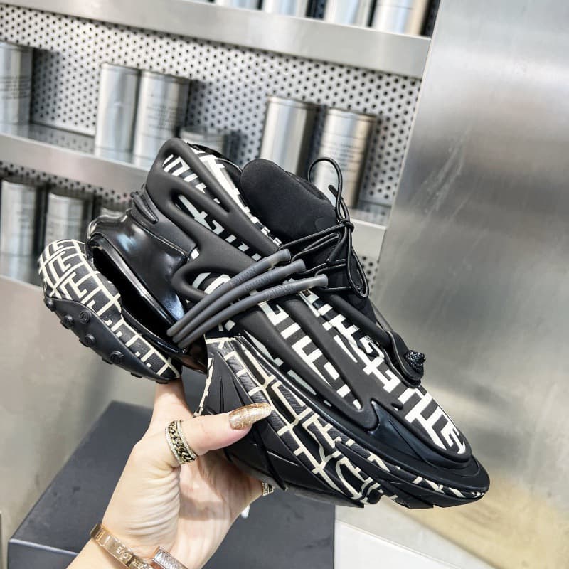 Chaussures de sport rehaussantes à semelles épaisses, inspirées de l'espace et inspirées des vaisseaux spatiaux.