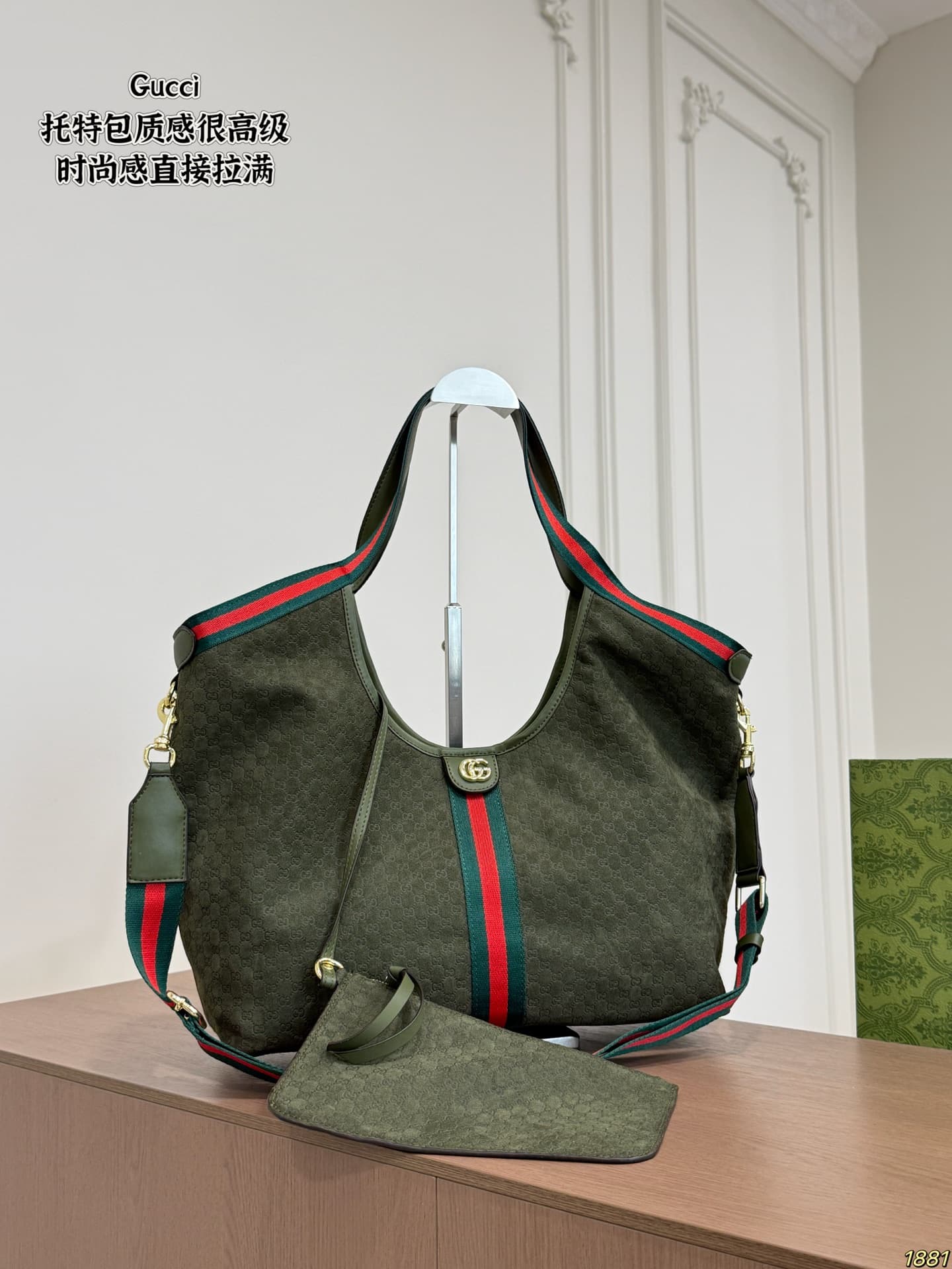 Sac bandoulière classique à la forme structurée et épurée, idéal pour un usage quotidien.