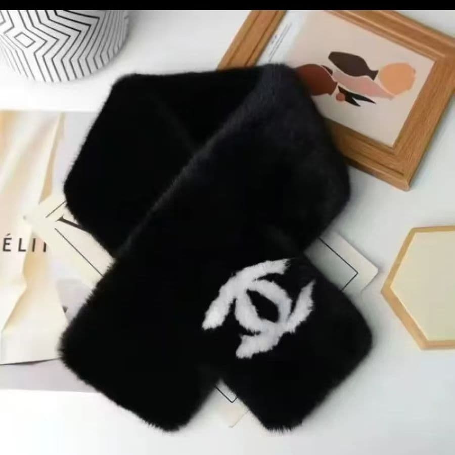 Cache-oreilles/couvre-bras en fourrure de lapin doublée du logo Double C. Un indispensable pour rester au chaud en hiver. Vente directe d'usine.