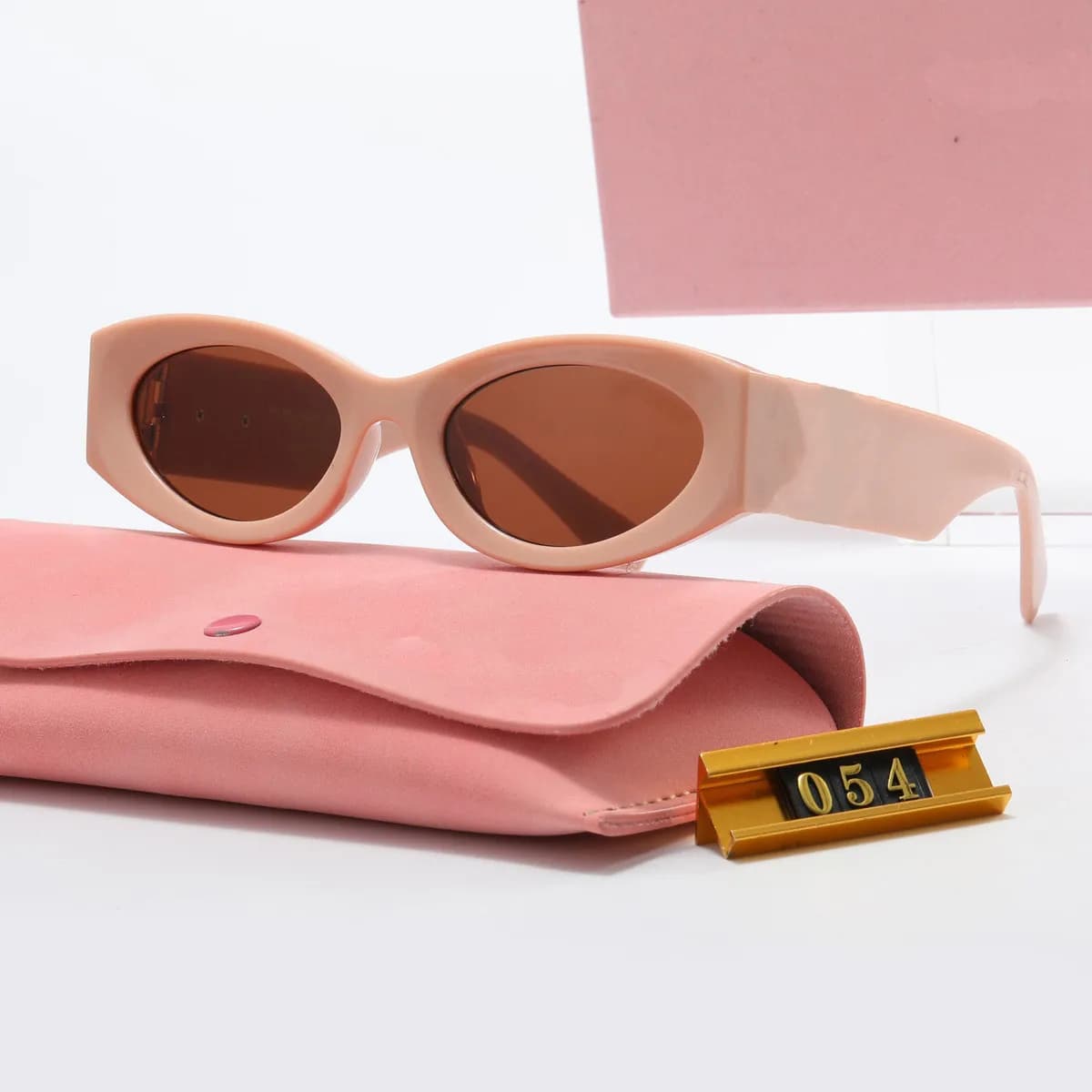 Lunettes de soleil MM de haute qualité, style œil de chat, monture fine, monture rétro élégante idéale pour les vacances.