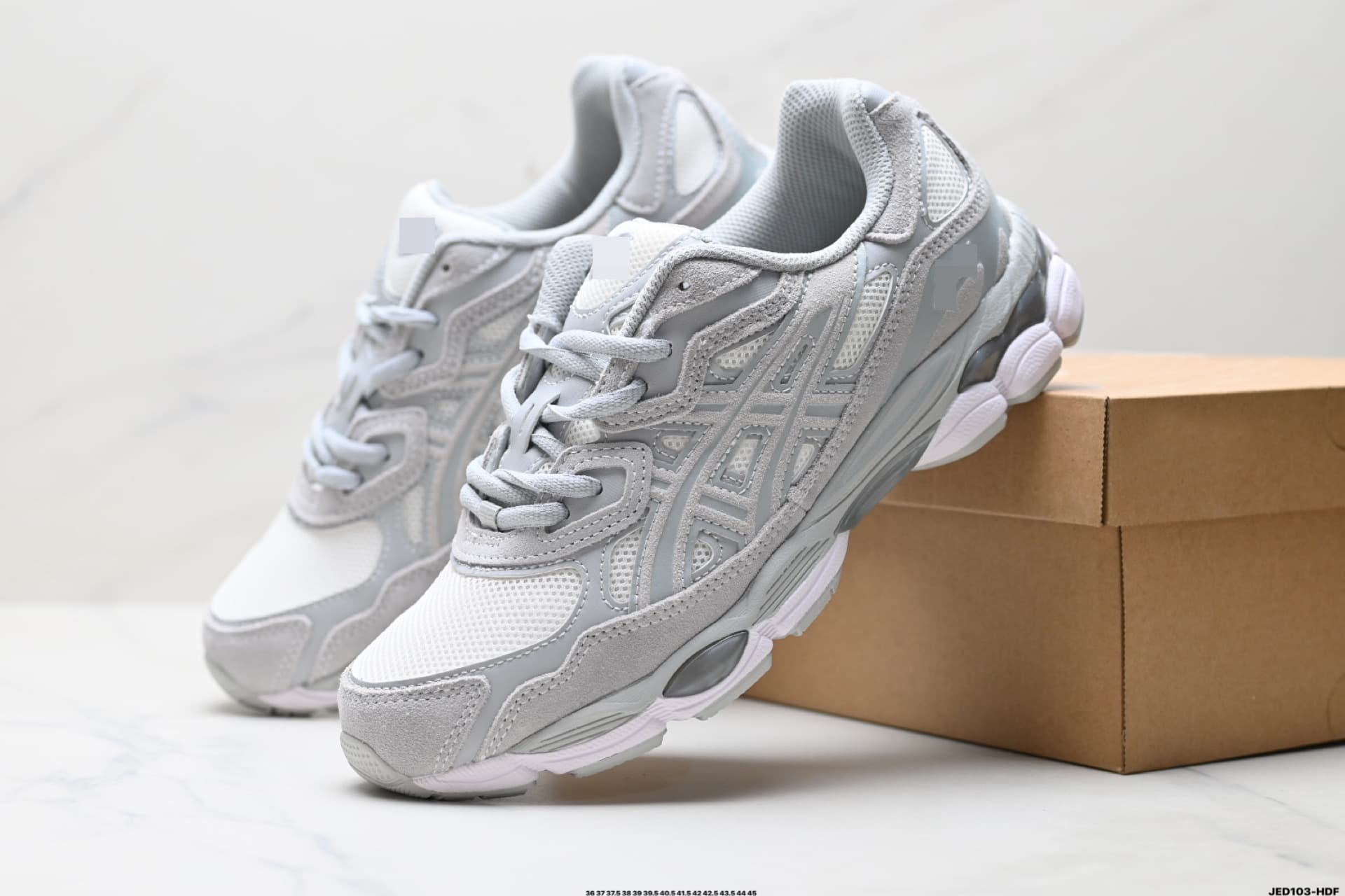 Chaussures de running basses Asics Gel NYC en mesh respirant et résistant à l'usure, antidérapantes et amortissantes.
