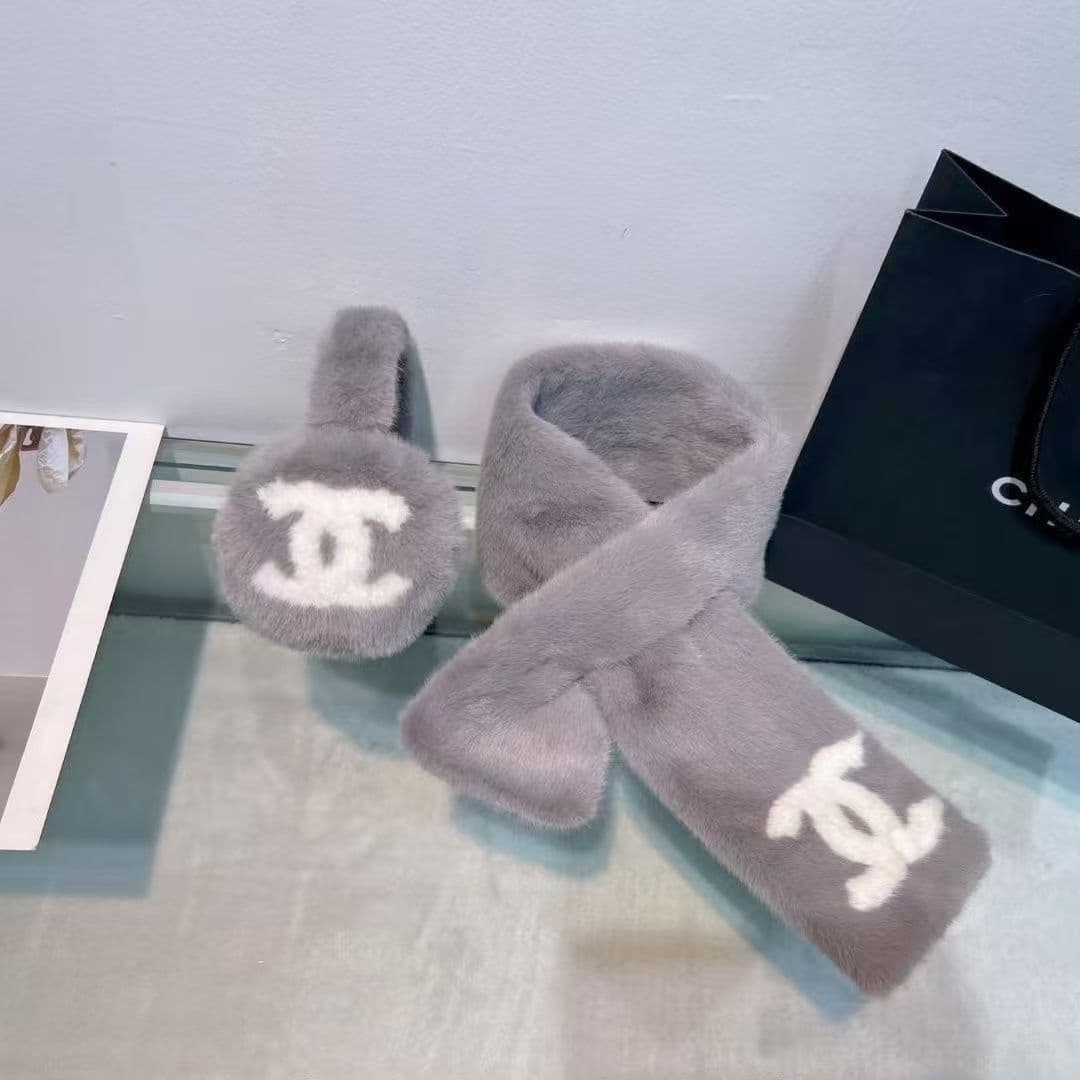 Cache-oreilles/couvre-bras en fourrure de lapin doublée du logo Double C. Un indispensable pour rester au chaud en hiver. Vente directe d'usine.
