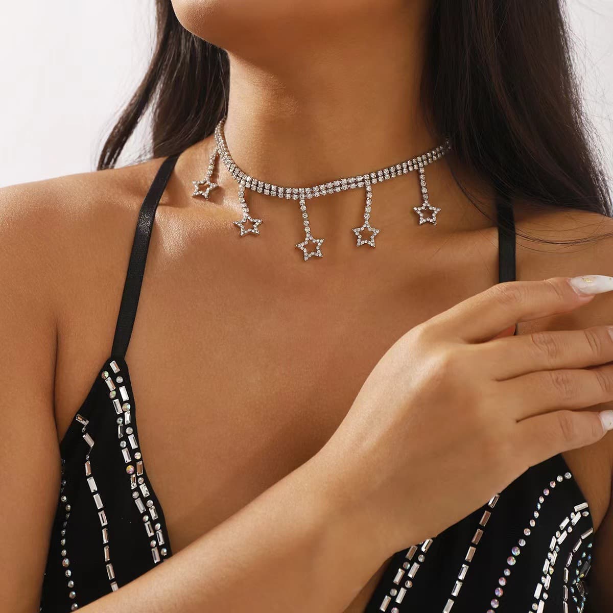 Ladies' fashionable and simple star pendant necklace Creative five pointed star inlaid diamond catwalk claw chain clavicle chain