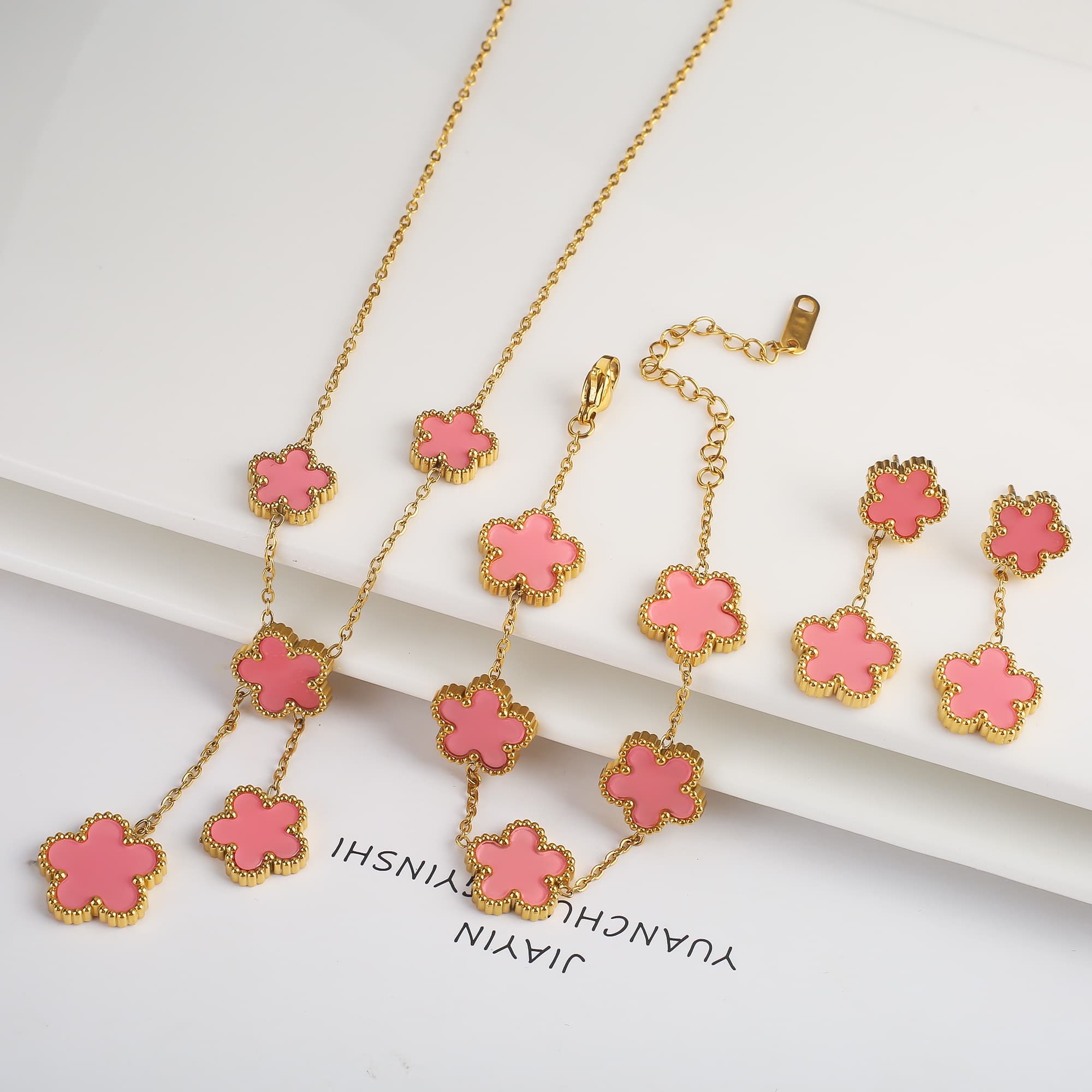 Ensemble de 3 pièces plaqué or 18 carats : collier, boucles d'oreilles et bracelet en forme de fleur à cinq feuilles. Bijou tendance pour femme, i